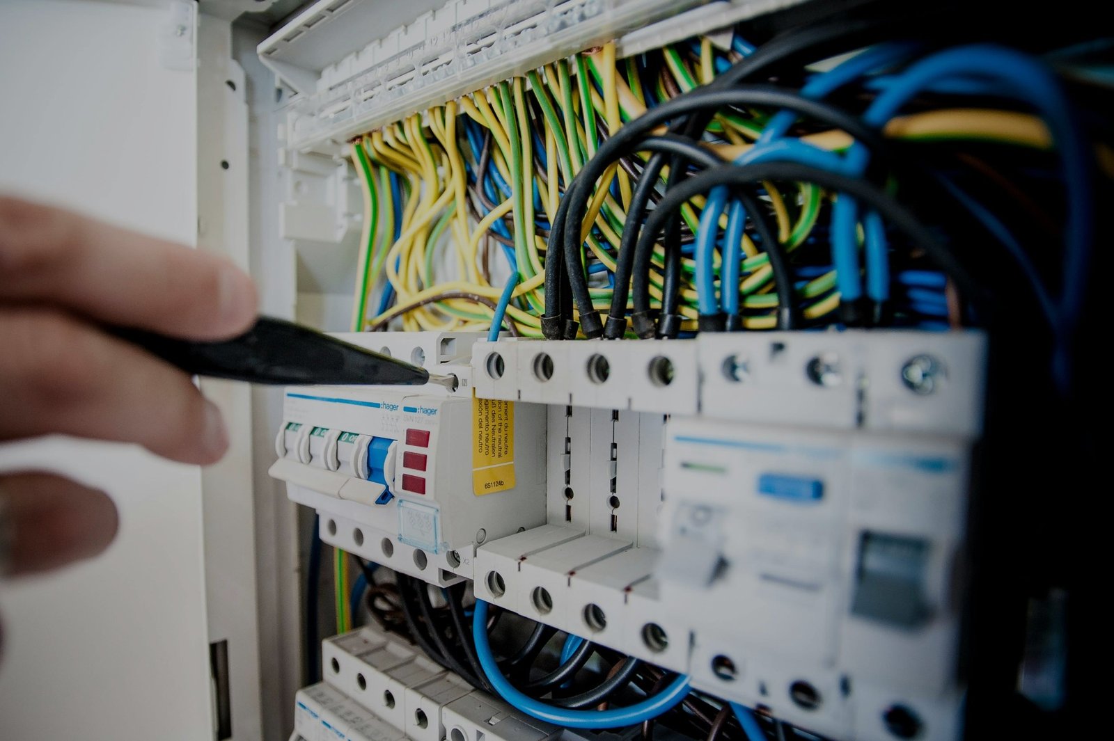 Detalhe de manutenção em um quadro de distribuição elétrica
